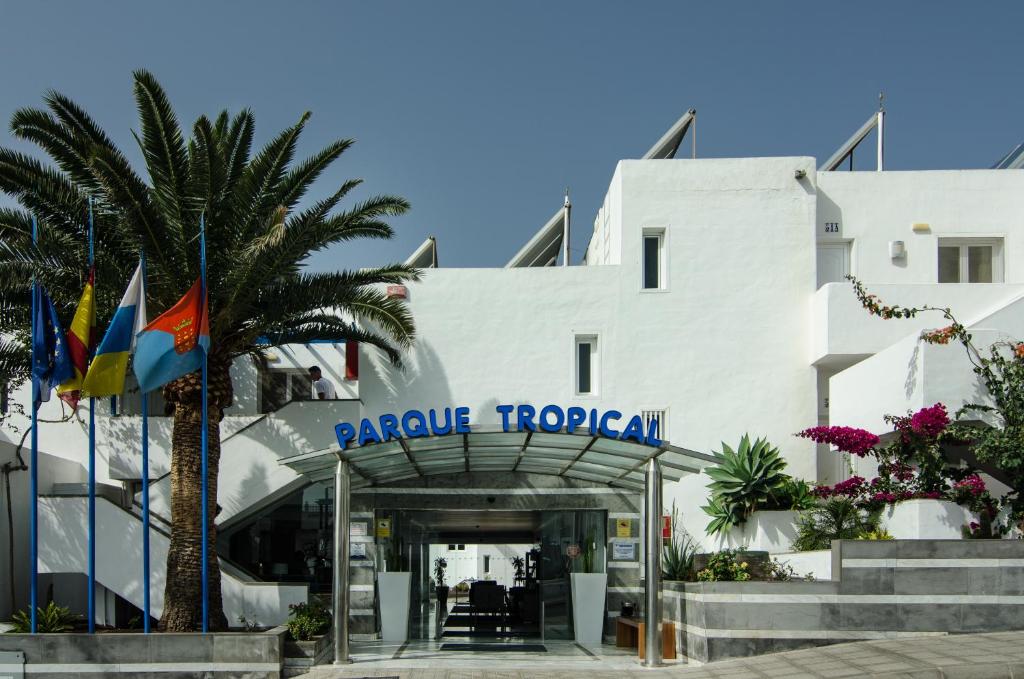 Apartamentos Parque Tropical en Lanzarote — Hotel building in Puerto del Carmen, Canary Islands