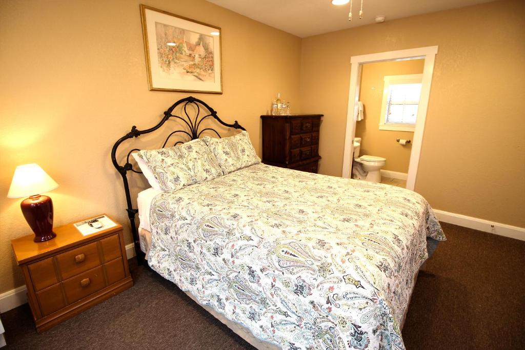 Peach Tree Inn & Suites photo