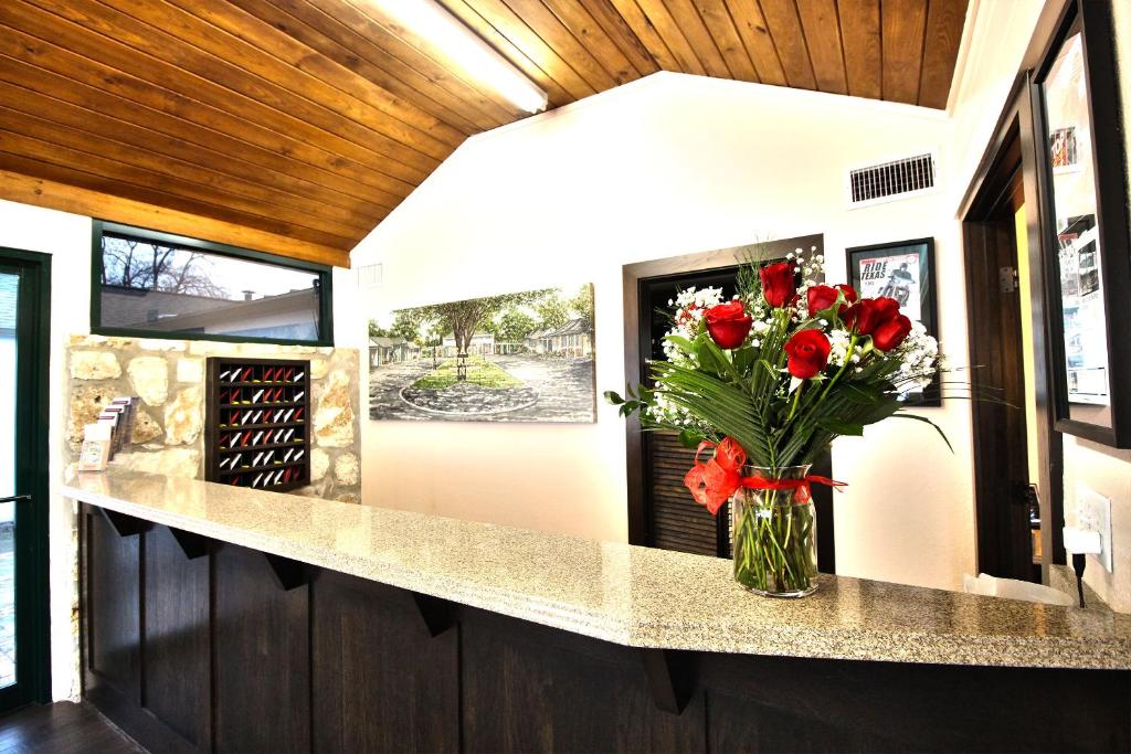 Peach Tree Inn & Suites photo
