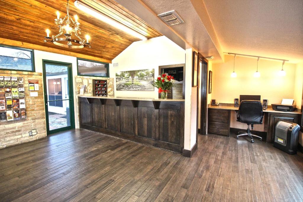 Peach Tree Inn & Suites photo