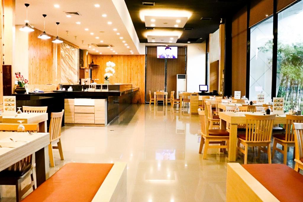 Restaurant, Wisdom Hotel in Rayong