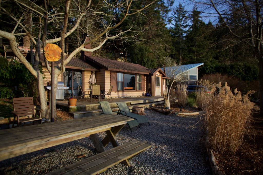 Halfmoon Haven Beach Cottage or Oceanview Suite, Halfmoon Bay