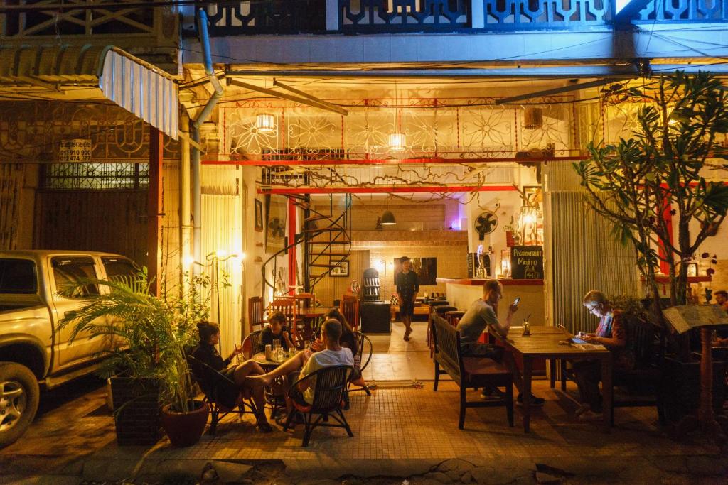 Pomme Hostel Restaurant & Bar - Private Sleeping Cabins