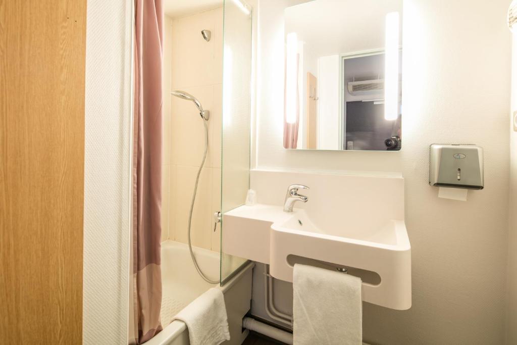 B&B HOTEL Grenoble Universite photo