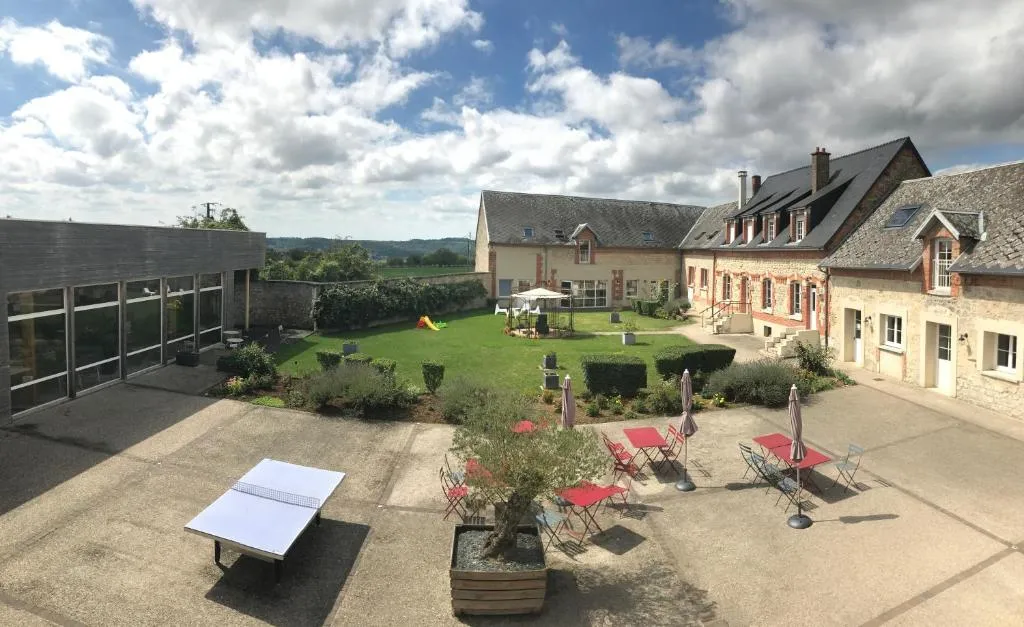 Ferme Du Chateau, hotel in Monampteuil