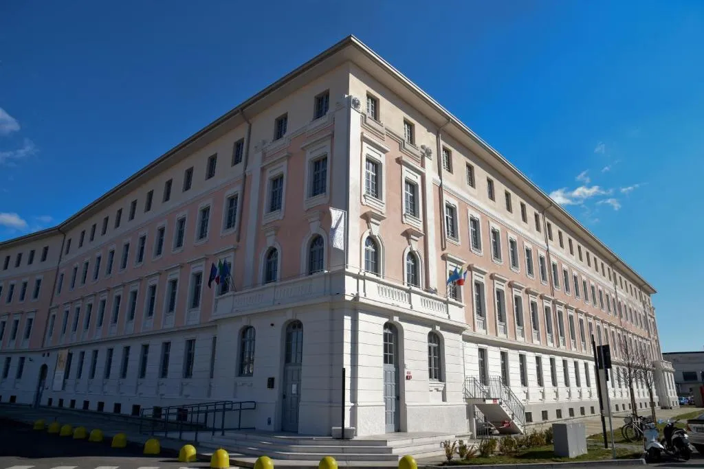 Nuovo Albergo Operai, מלון במונפלקונה