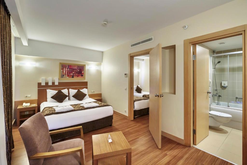 غرفة عائلية مطلة على البحر.