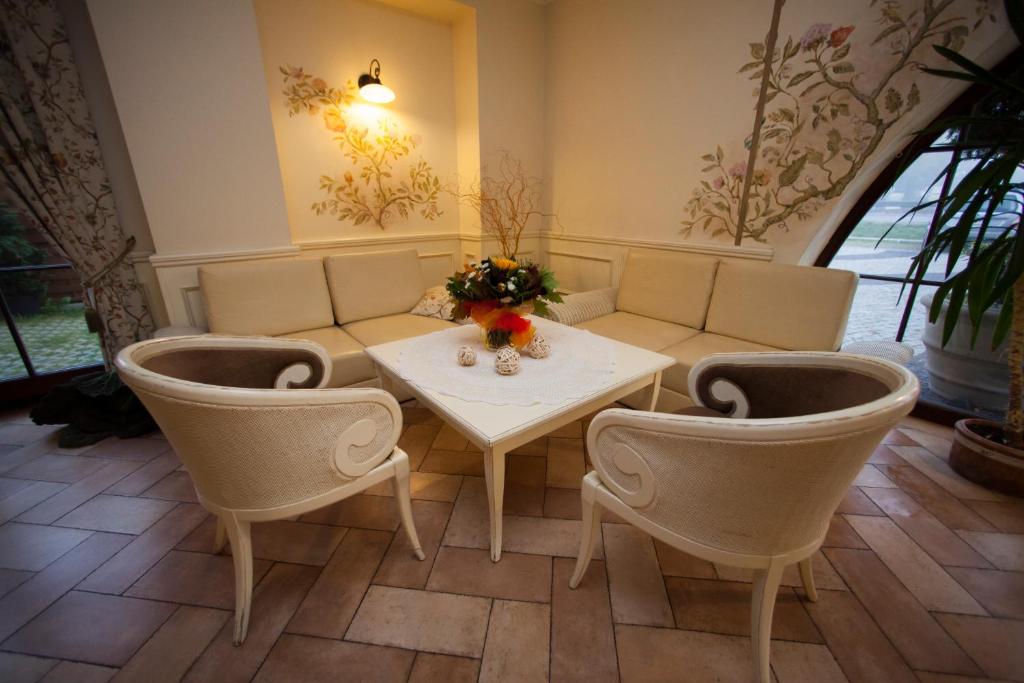 Villa Estera - Hotel &amp; Restauracja — Hotel in Pruszkow
