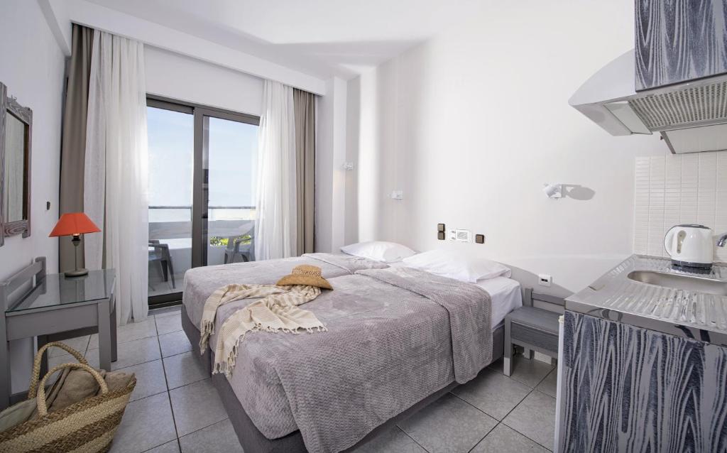 Hermes Hotel — Hotel rooms in Malia