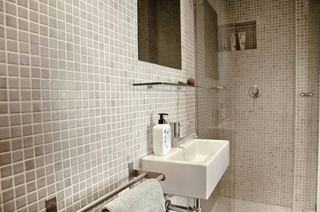 Barceloneta Suites Apartments Market photo