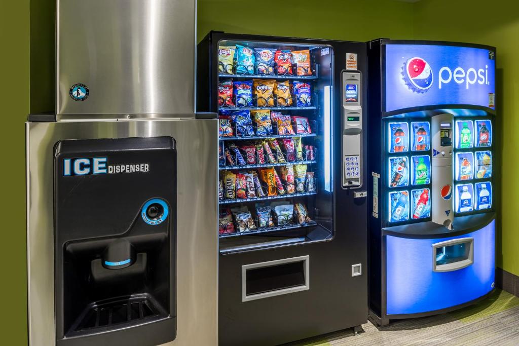 Super 8 By Wyndham Winnipeg West Photo 24