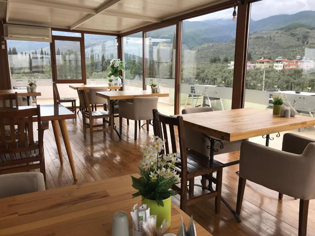 Shared lounge/TV area