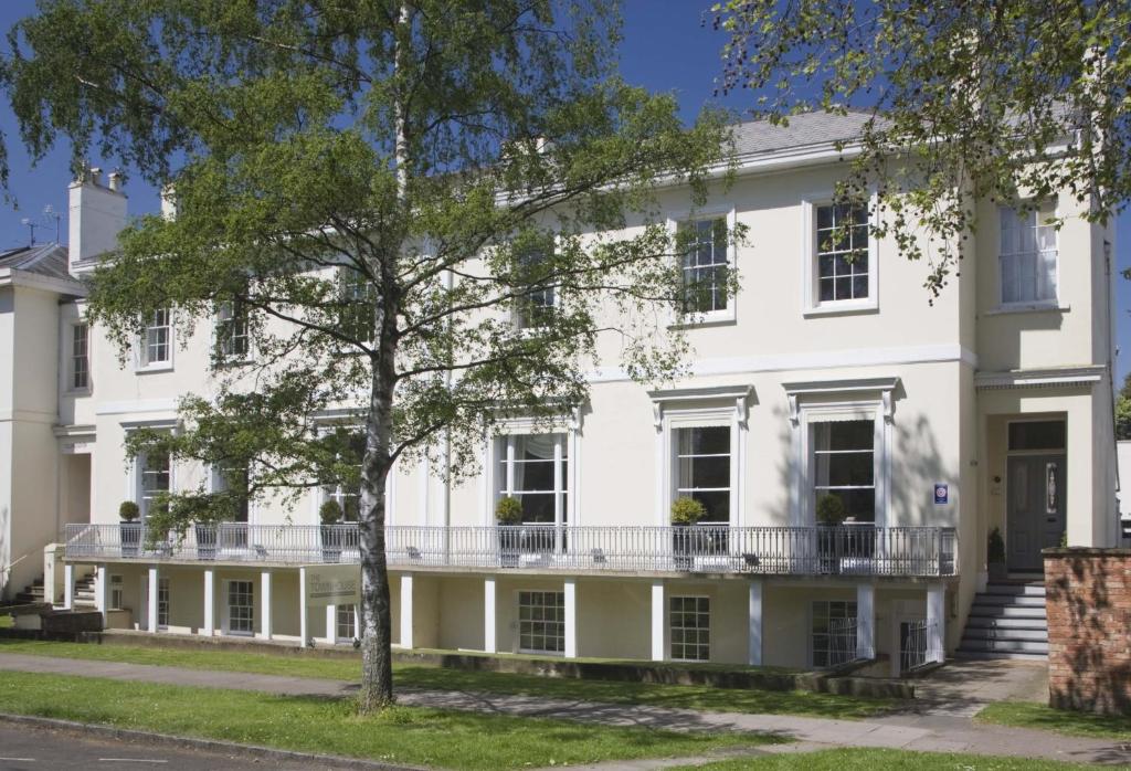 The Cheltenham Townhouse Studios at GLENFALL LAWN PITTVILLE CIRCUS