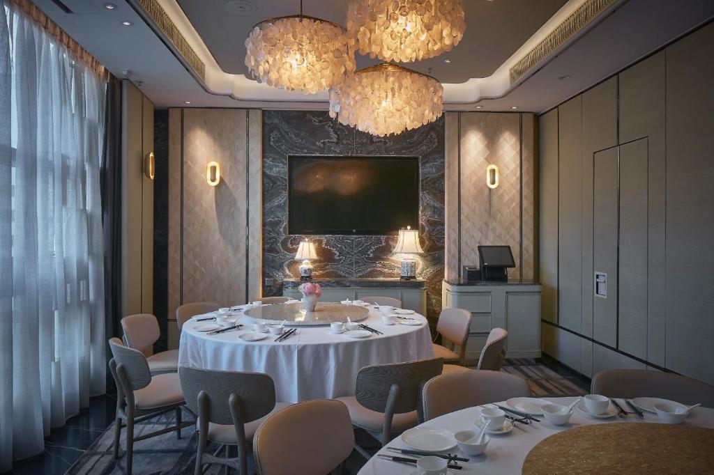 Restaurant, The Emperor Hotel in Hong Kong