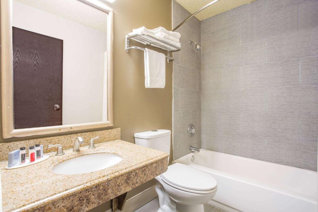 Super 8 By Wyndham Waldorf photo