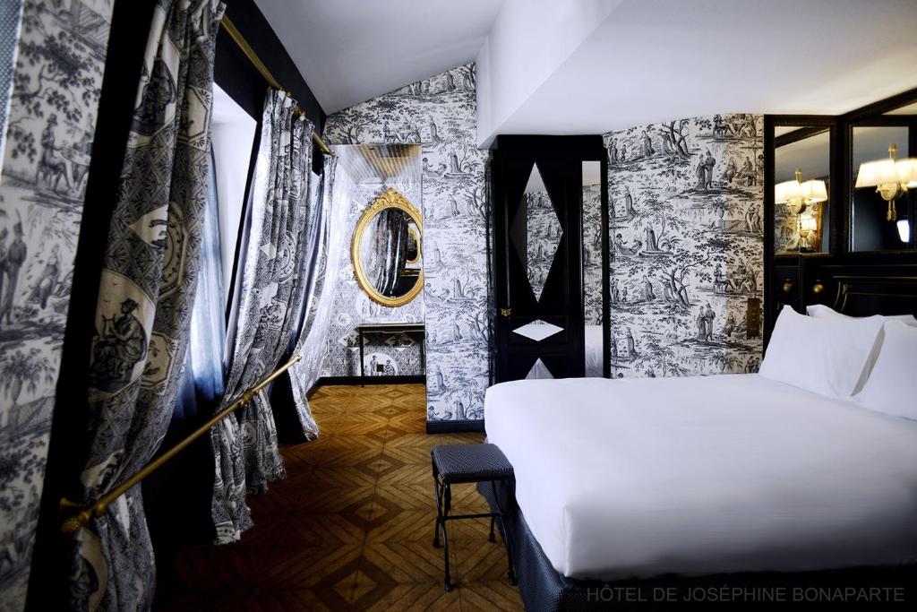 Bed, Hotel Josephine Bonaparte in Paris