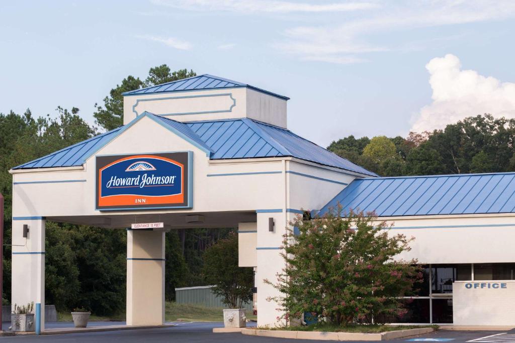 Howard Johnson by Wyndham Commerce GA photo