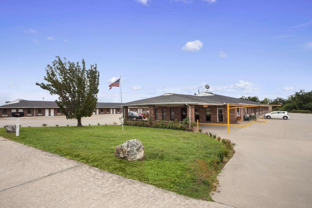 Super 8 by Wyndham Henryetta, Henryetta