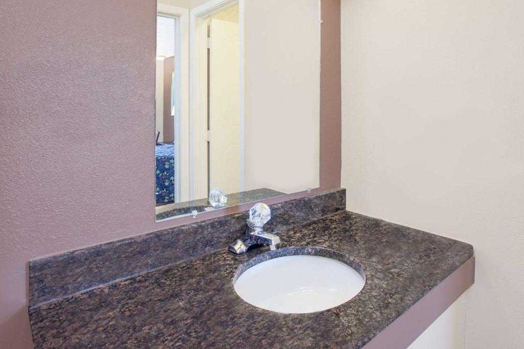 Knights Inn Grand Blanc Photo 9