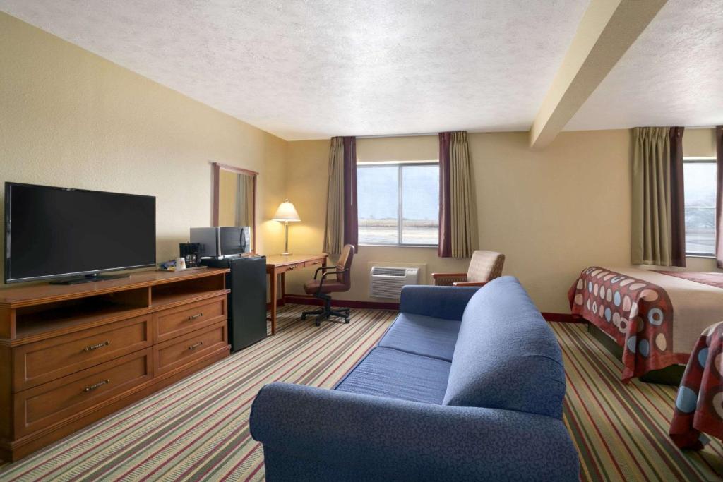 Super 8 By Wyndham Park City/North Wichita Area photo