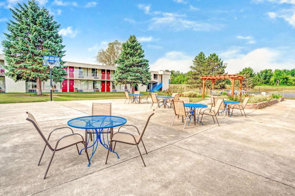 The Carlton Lodge in Adrian, MI 200 reviews, price from 90