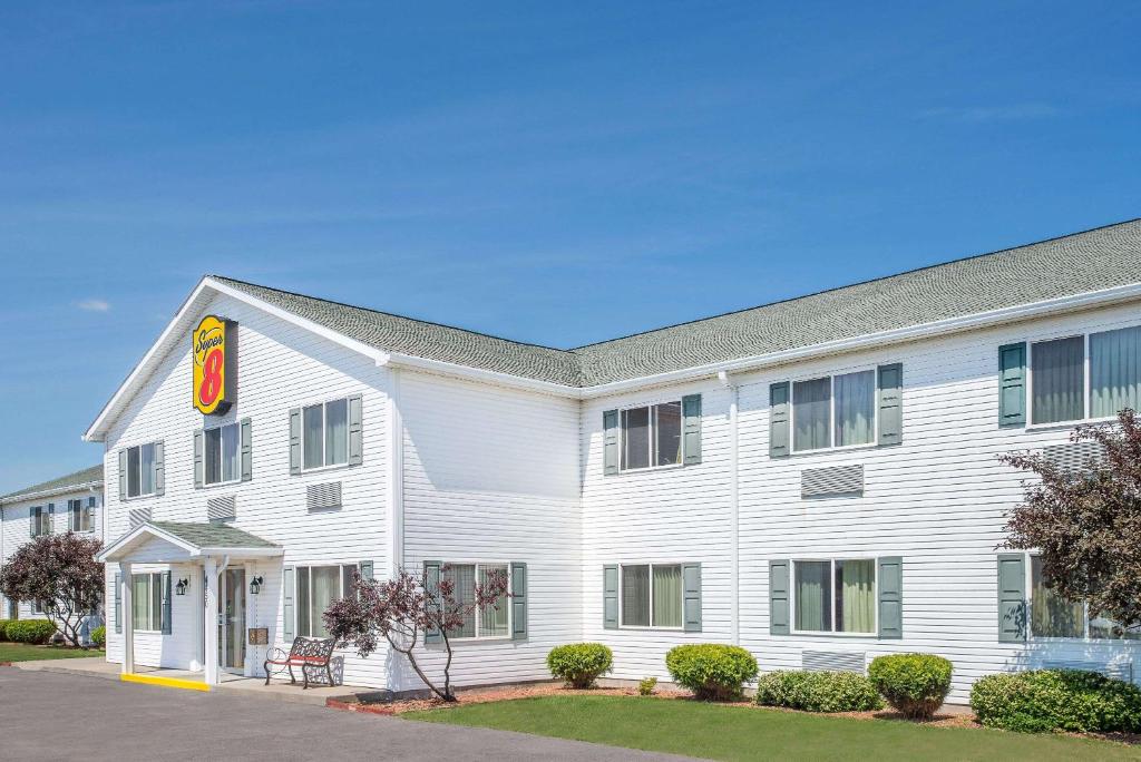 Super 8 By Wyndham Canandaigua photo