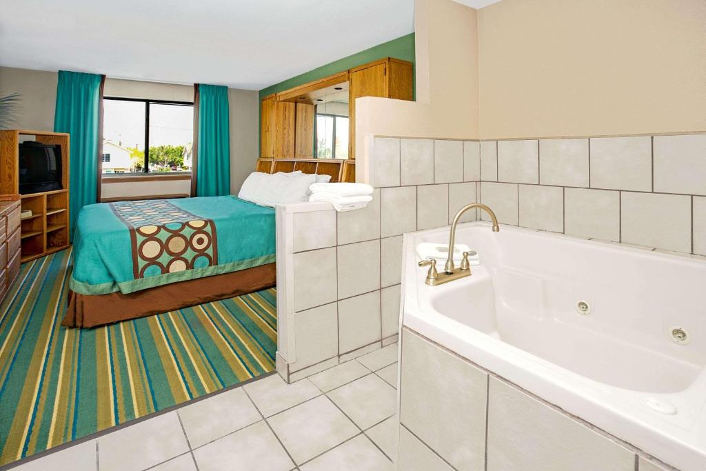 Super 8 By Wyndham Denver Stapleton Photo 3