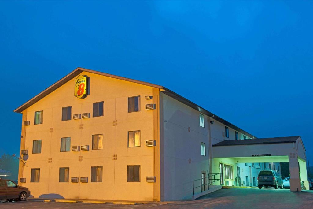 Super 8 by Wyndham Eureka/Six Flags Nearby, Eureka