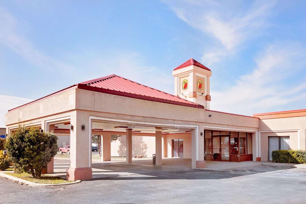 Super 8 by Wyndham Plainview, Plainview
