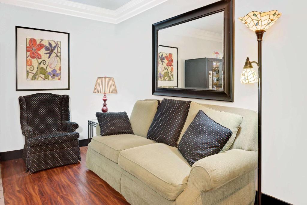 Super 8 By Wyndham Metropolis Photo 2