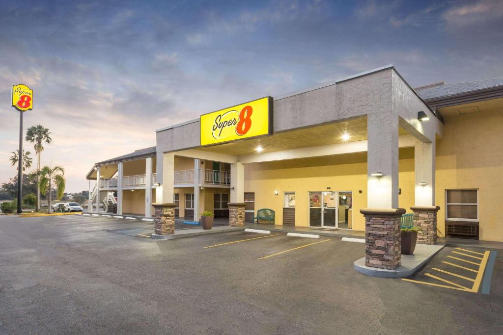 Super 8 by Wyndham Ellenton Bradenton Area, Ellenton