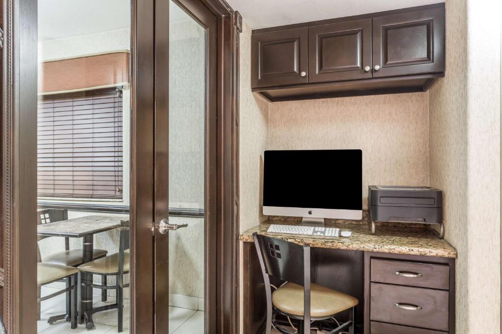 Super 8 By Wyndham Phoenix Downtown Photo 16