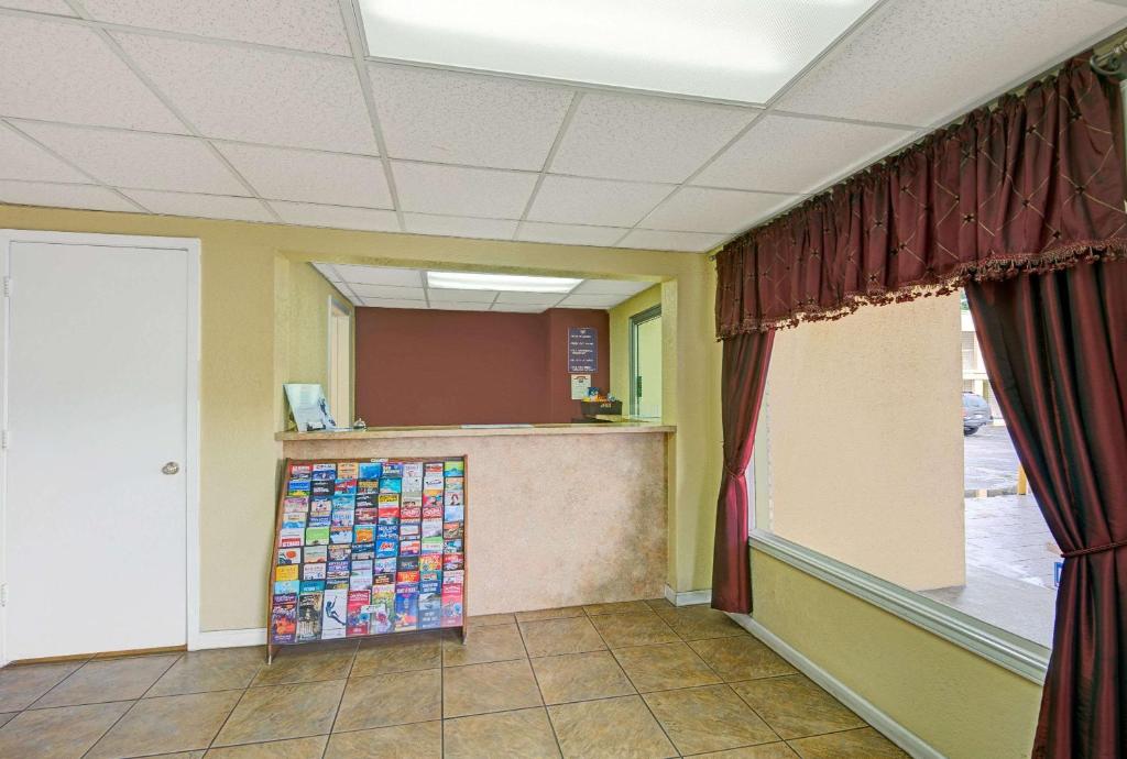 Knights Inn San Marcos Photo 3