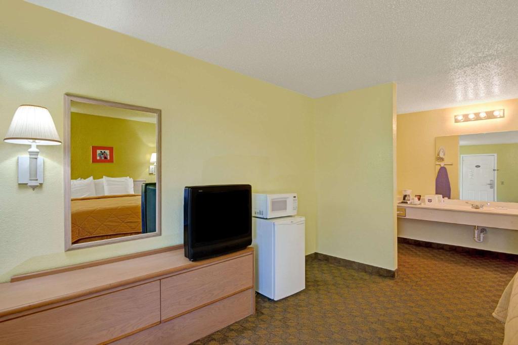 Knights Inn San Marcos Photo 7