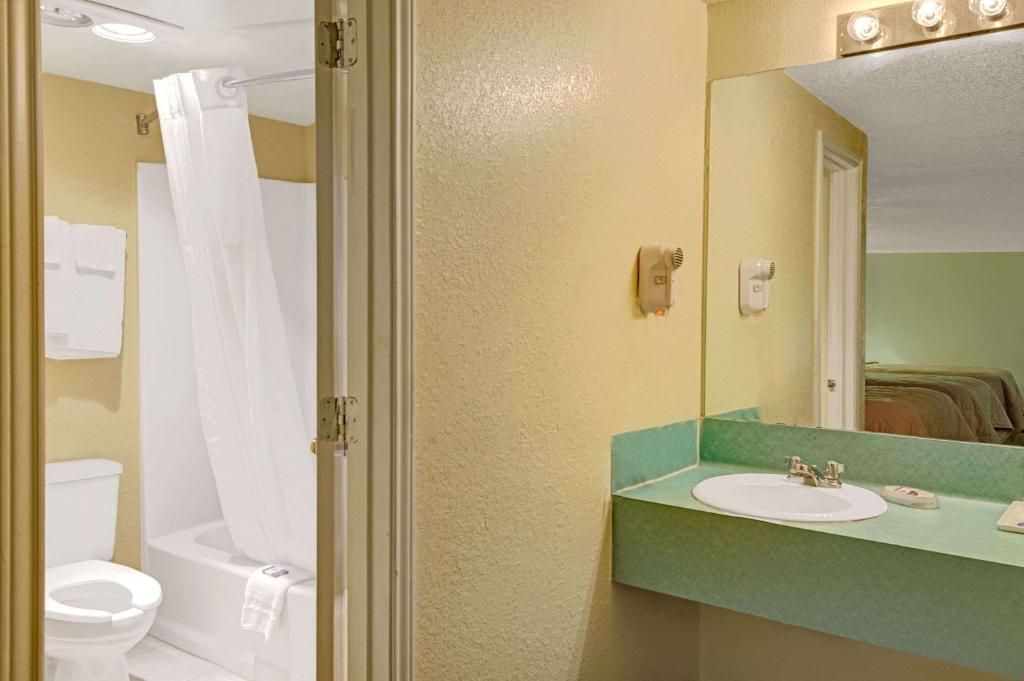 Knights Inn San Marcos Photo 10