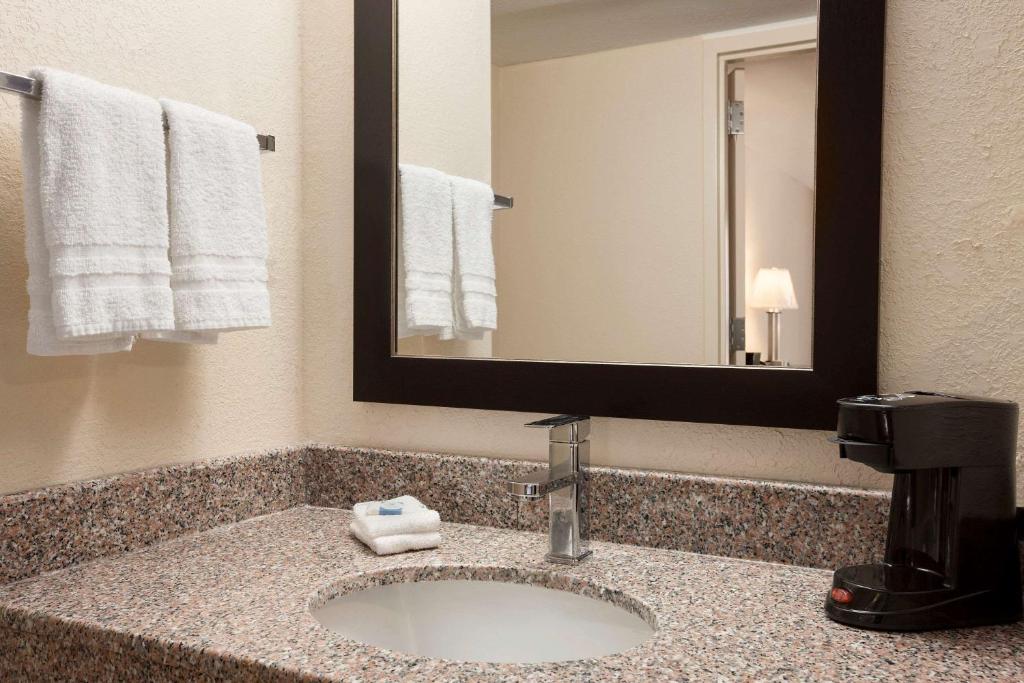 Super 8 By Wyndham Rahway/Newark photo
