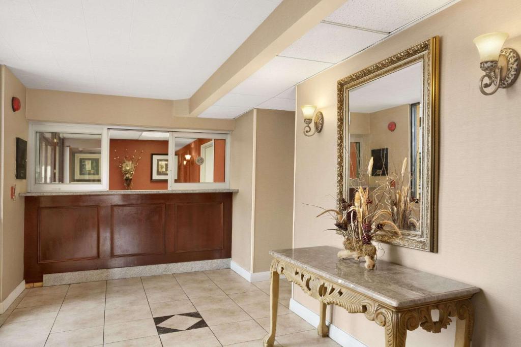 Travelodge Inn & Suites By Wyndham Gardena Ca Photo 7