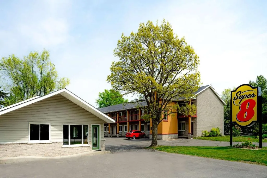 Super 8 by Wyndham Kingston, hotel in Kingston