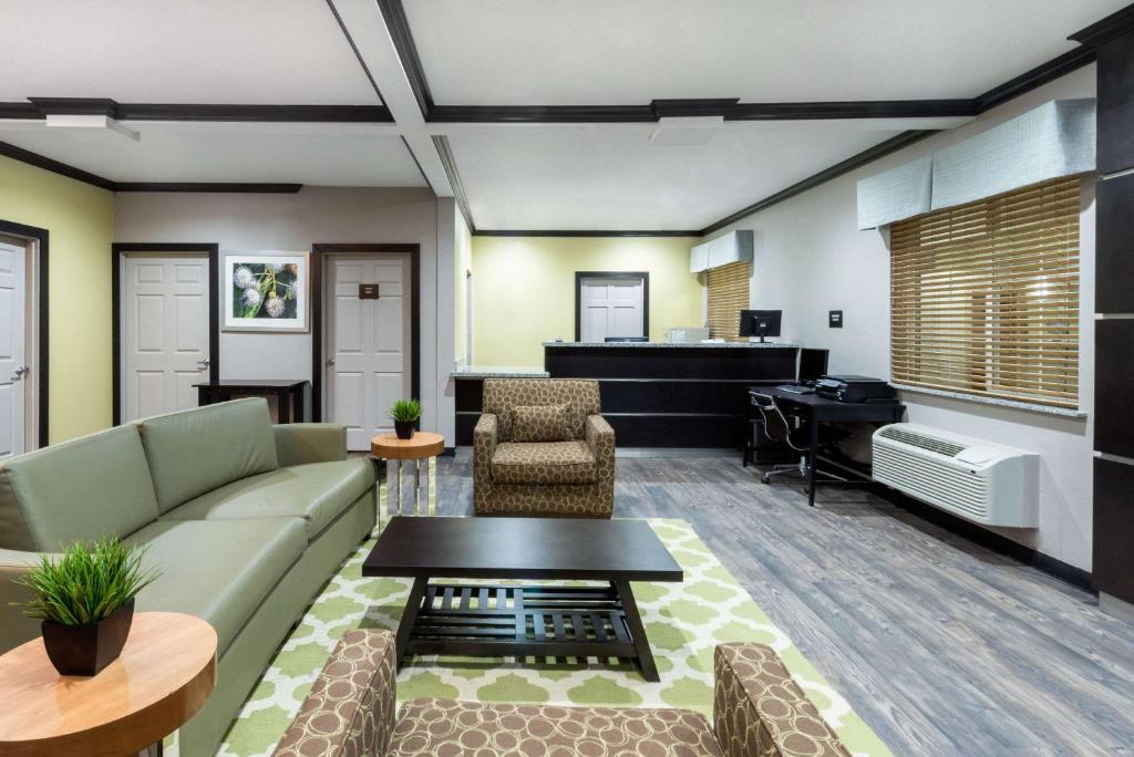 Super 8 By Wyndham Colorado City photo