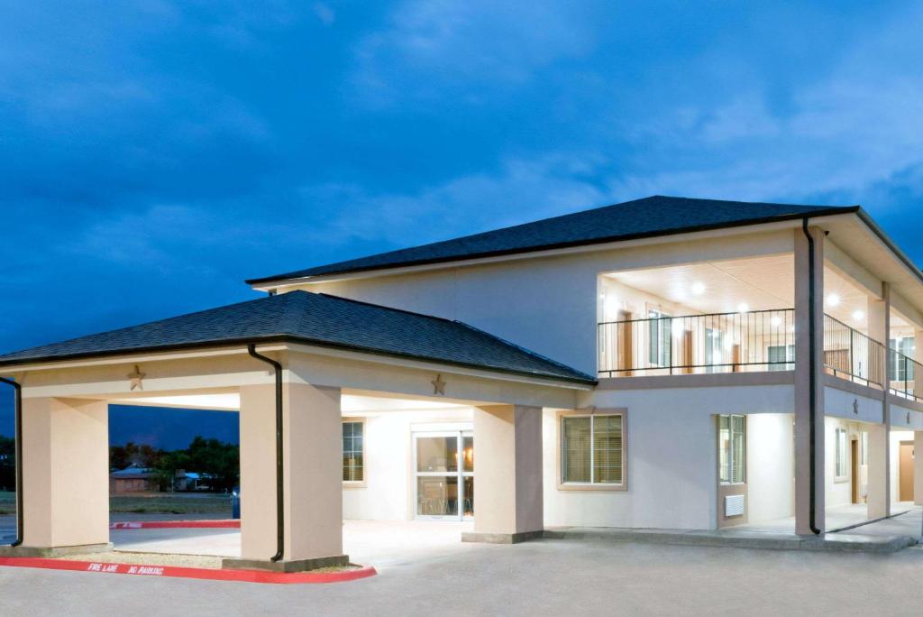Super 8 By Wyndham Colorado City photo