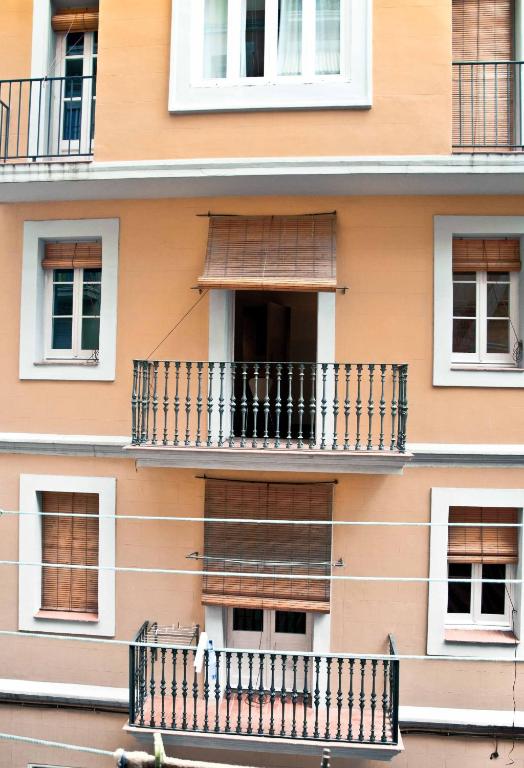 Barceloneta Suites Apartments Market photo