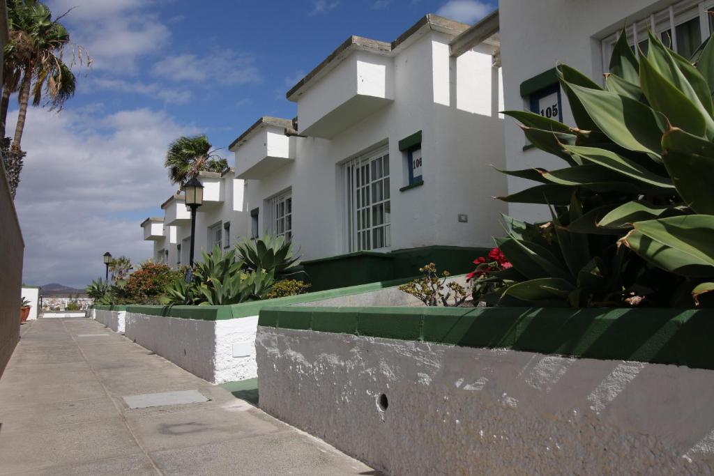 Vista Oasis — Hotel building in Maspalomas, Canary Islands
