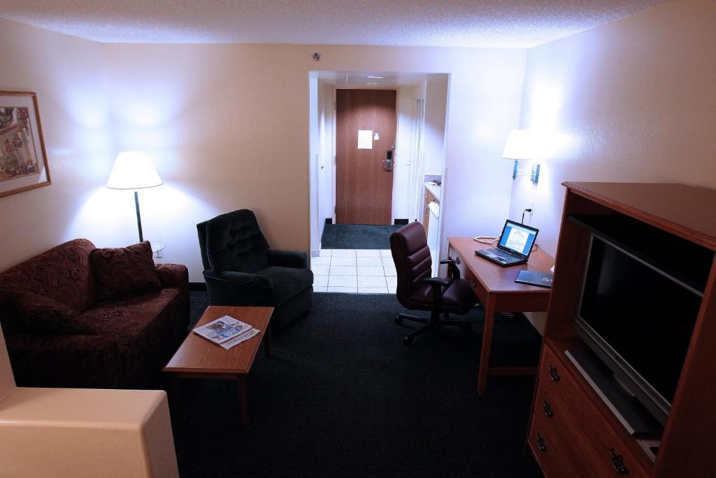 Gateway Studio Suites Photo 17
