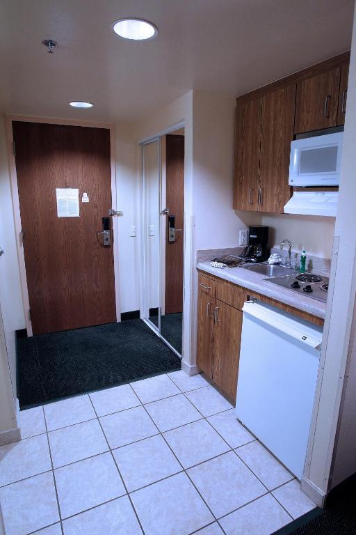 Gateway Studio Suites Photo 22