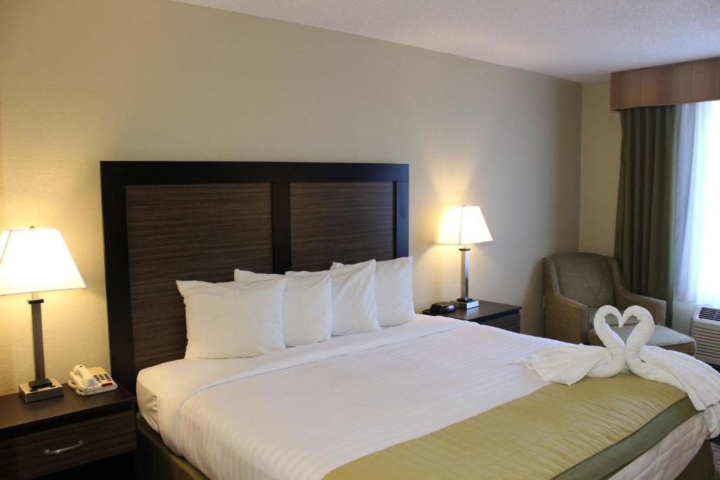 Baymont by Wyndham Fort Myers Airport photo