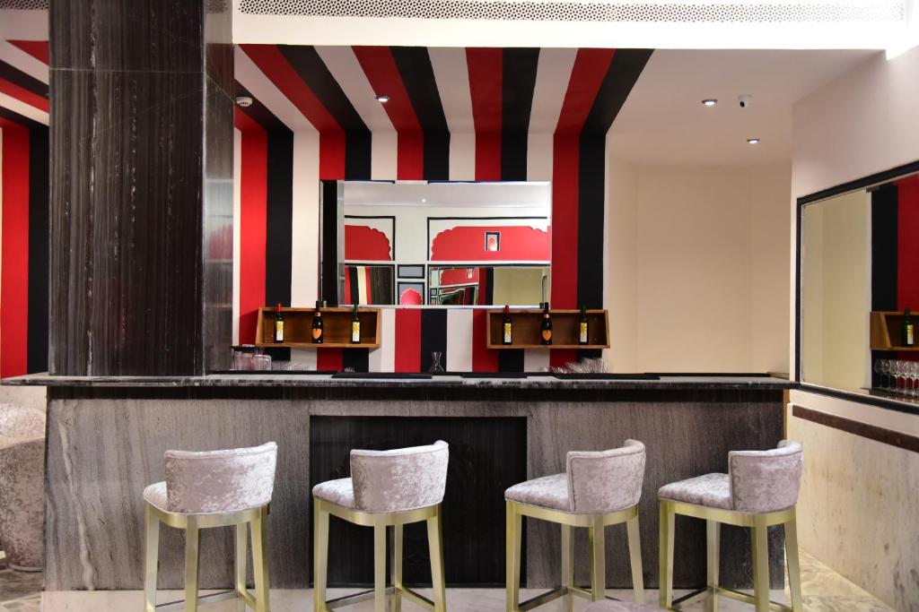 Front desk [24-hour]