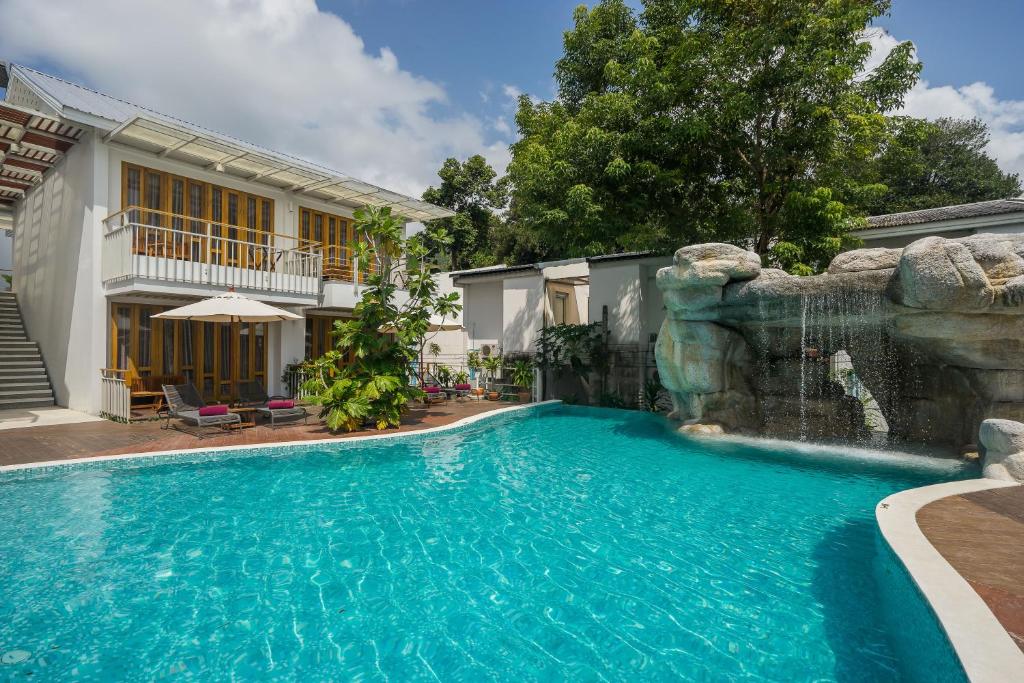 Swimming pool