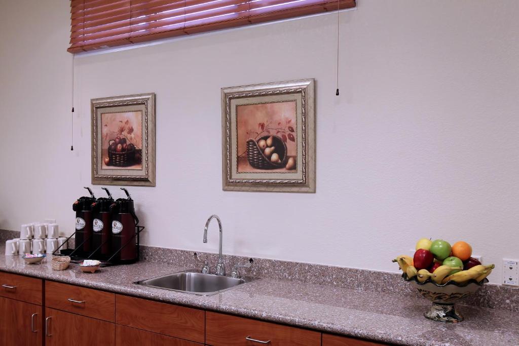 Garden Place Suites Photo 24