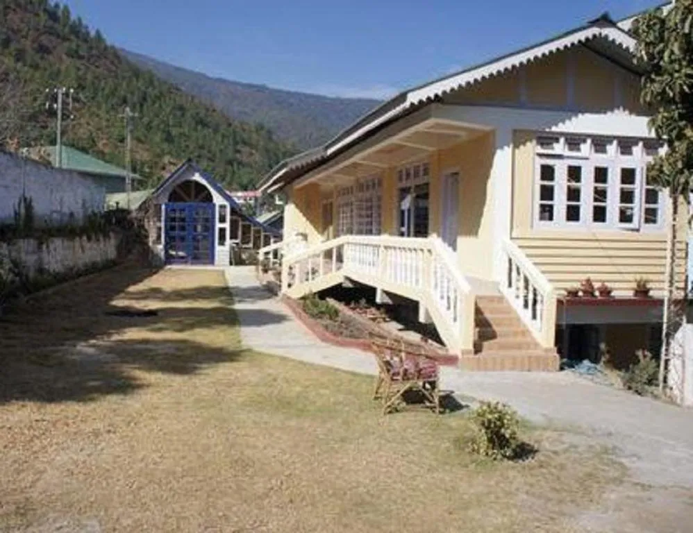 Pemaling Lords Inn Dirang, hotel in Dirāng