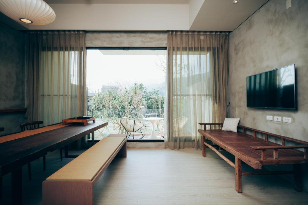 Shared lounge/TV area